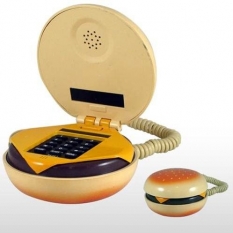 Un singular teléfono en forma de hamburguesa que complementa tu decoración en la cocina o en tú habitación. Un producto retro de los 80´s. Medida 6cm x 12cm diametro.
Incluye cables
